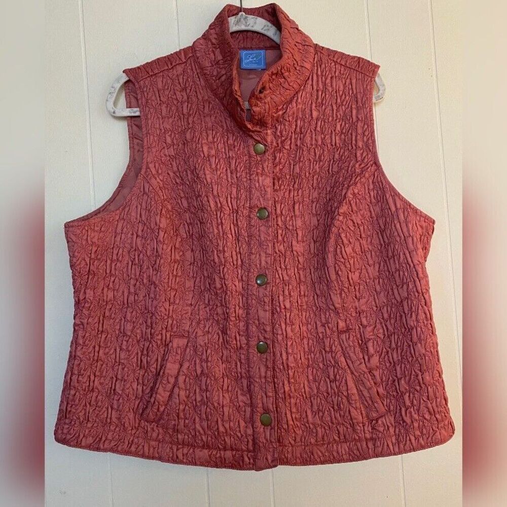 Lark Lane Vest Women’s 1X Rose Pink Creped  Quilted Snaps Mock Neck